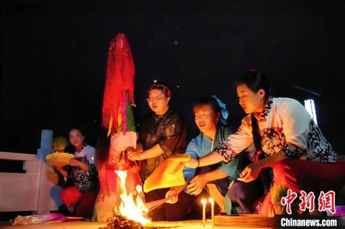 持續(xù)七天八夜的乞巧節(jié)正在西漢水上游的甘肅省西和縣進(jìn)行。西和縣姜席鎮(zhèn)晚霞湖畔，民眾“巧頭”點(diǎn)蠟、炷香、焚裱紙、跪拜，準(zhǔn)備將“巧娘娘”請(qǐng)進(jìn)院。魏朵朵 攝