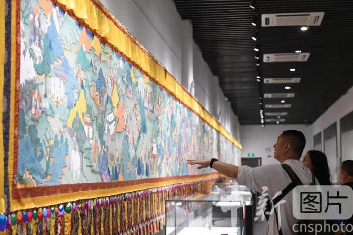 圖為觀眾參觀唐卡《涼州會(huì)盟》。 中新社記者 戴文昌 攝