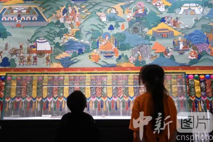 圖為觀眾參觀唐卡《涼州會(huì)盟》。 中新社記者 戴文昌 攝