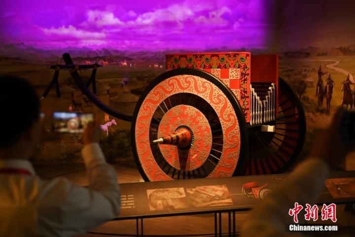 8月16日，甘肅省天水市張家川回族自治縣馬家塬車輿博物館內(nèi)，游客拍攝等比例的戰(zhàn)國西戎車輿復(fù)制品。