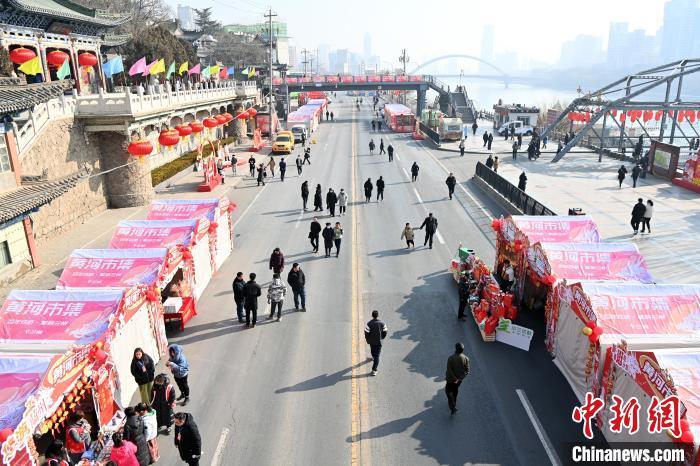 1月30日，蘭州黃河畔的年貨集市吸引顧客選購年貨。九美旦增 攝</p><p>