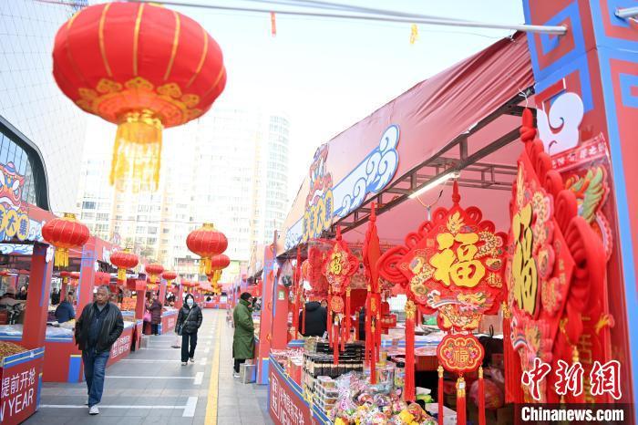 1月30日，蘭州街頭琳瑯滿目的年貨吸引顧客選購。九美旦增 攝</p><p>