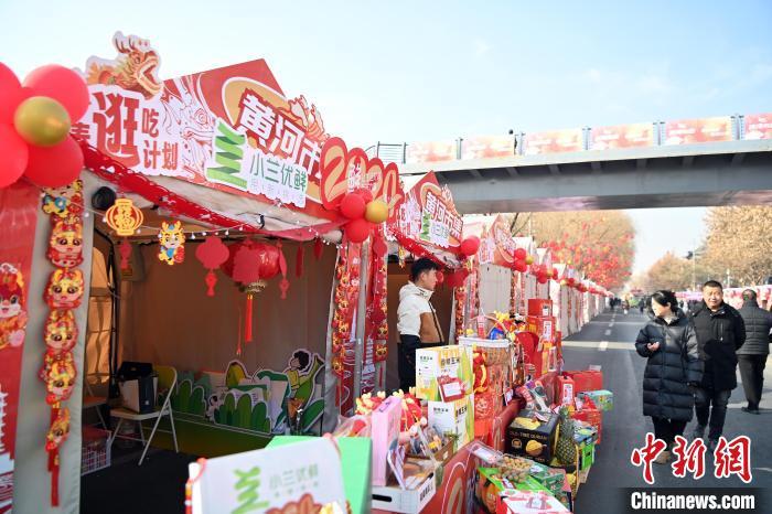 1月30日，蘭州黃河畔的年貨集市吸引顧客選購年貨。九美旦增 攝</p><p>