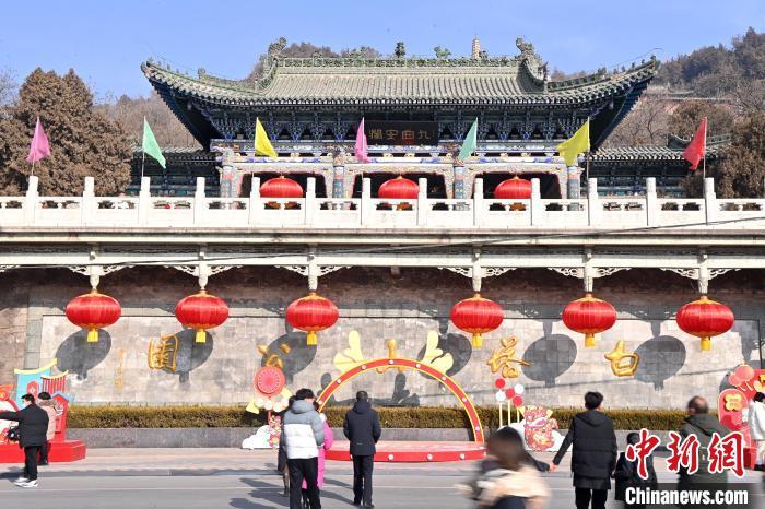 1月30日，裝扮一新的蘭州白塔山公園節(jié)日氛圍濃厚。九美旦增 攝</p><p>