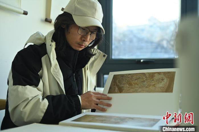 圖為季茂杰研究敦煌文化相關(guān)書籍。李亞龍 攝</p>
<p>