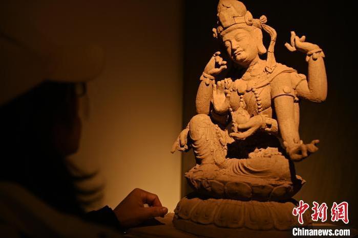 圖為季茂杰觀察自己創(chuàng)作的敦煌木雕。李亞龍 攝