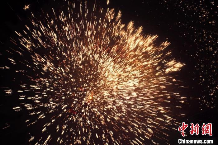 據(jù)悉，“花”與“發(fā)”諧音，取“打花打花，越打越發(fā)”之意?！按蜩F花”不僅蘊含著人們祈福納祥的美好愿望，也展現(xiàn)了民間生鐵冶煉傳統(tǒng)技藝的工匠精神。侯奇志 攝