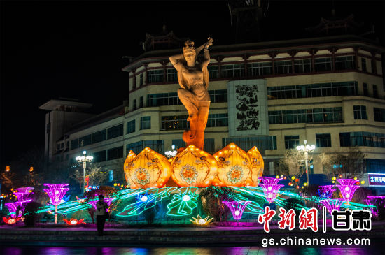 2024年春節(jié)期間，敦煌市中心盤旋路上的反彈琵琶燈組。王斌銀 攝