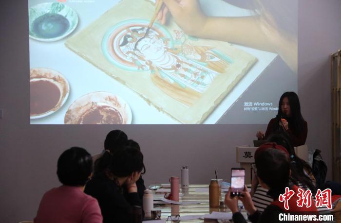 2023年2月，在敦煌研究院莫高學(xué)堂，研學(xué)導(dǎo)師給學(xué)員講授敦煌壁畫臨摹技法?！　垥粤?攝