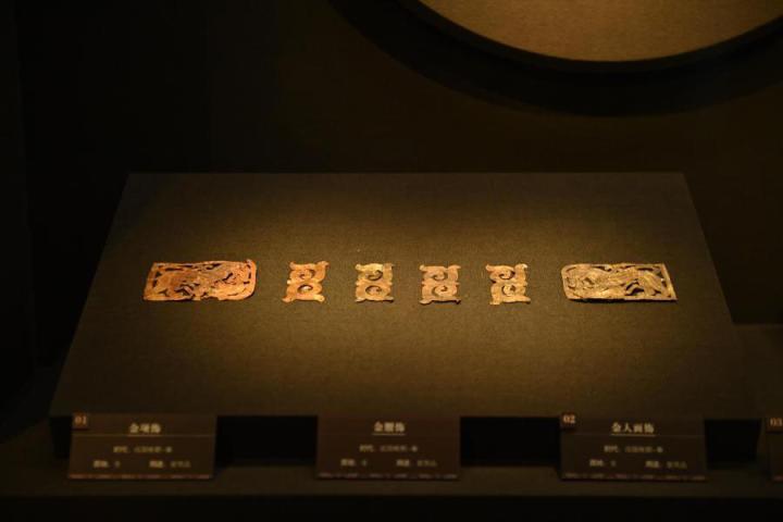 張家川縣馬家塬車輿博物館展陳的馬家塬遺址出土的金項(xiàng)飾、金腰飾、金人畫飾等。李亞龍 攝　　
