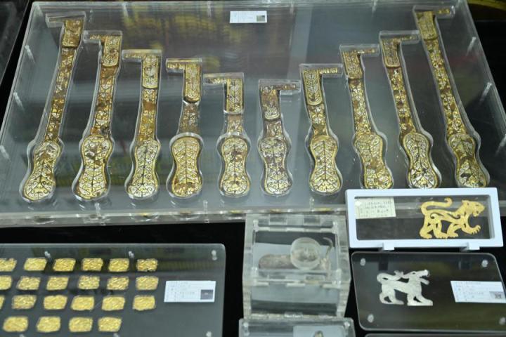 張家川馬家塬出土的金帶飾、大角羊、人形鉛俑及狼形銀車輿飾等文物。