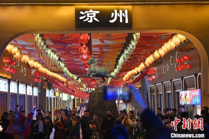 圖為游人拍攝煥然一新亮相的街區(qū)。李亞龍 攝</p>
<p>