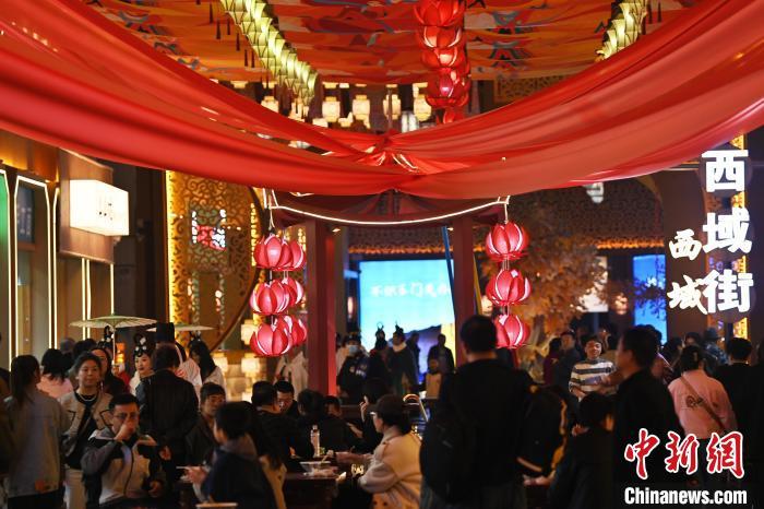 圖為街區(qū)現(xiàn)場游客絡(luò)繹不絕。李亞龍 攝</p>
<p>