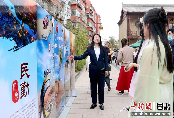 3月下旬，民勤縣在天水啟漢樓廣場(chǎng)舉行推介會(huì)，宣傳本地旅游資源和農(nóng)特優(yōu)產(chǎn)品。圖為工作人員向游客介紹民勤自然風(fēng)光、歷史文化。馬愛(ài)彬 攝