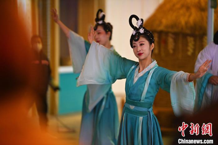 圖為工作人員進行舞蹈表演。李亞龍 攝</p><p>