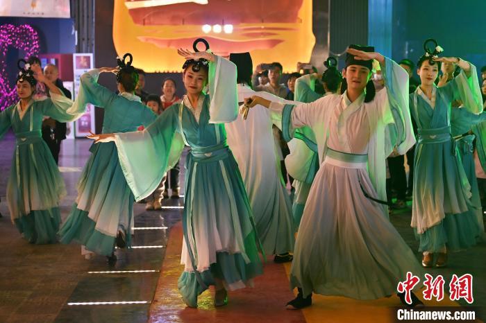 圖為工作人員進行舞蹈表演。李亞龍 攝</p><p>