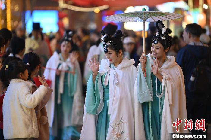 圖為街區(qū)人員著傳統(tǒng)服飾與游人互動。李亞龍 攝</p><p>