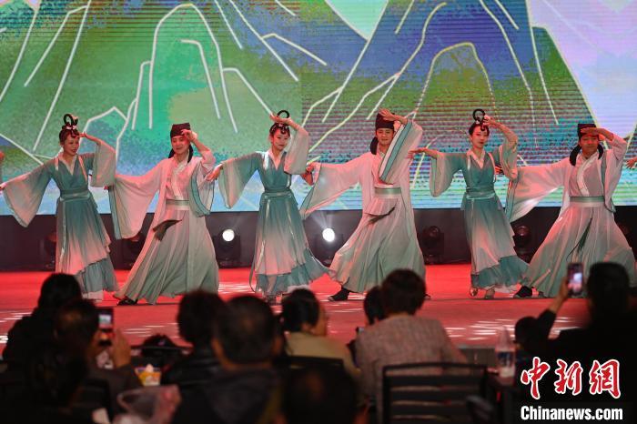 圖為工作人員進行舞蹈表演。李亞龍 攝
