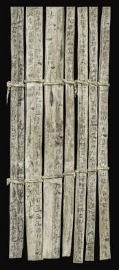 漢簡(jiǎn)《康居王使者冊(cè)》。此簡(jiǎn)記載了西域康居國(guó)使者前來(lái)“進(jìn)貢”駱駝，抵達(dá)敦煌遇到不公后反映問(wèn)題，朝廷受理解決的經(jīng)過(guò)。新華社發(fā)（甘肅簡(jiǎn)牘博物館供圖）