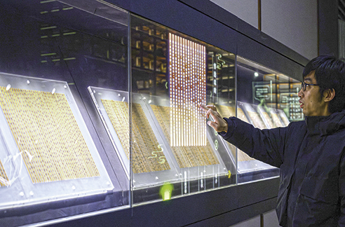 3月6日，工作人員在荊門市博物館新館內(nèi)楚簡(jiǎn)展廳展示使用互動(dòng)裝置。新華每日電訊記者　胡競(jìng)文