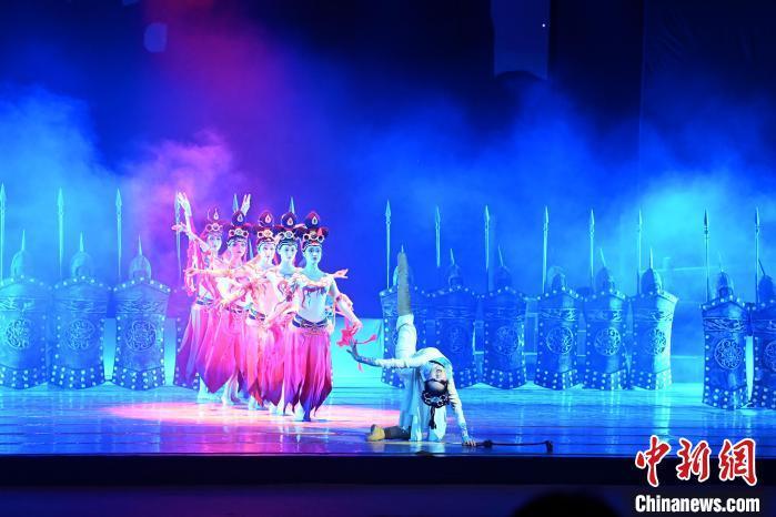 2023年2月18日，蘭州歌舞劇院創(chuàng)排的大型舞劇《大夢(mèng)敦煌》?！　【琶赖┰?攝