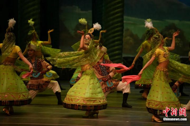 2024年2月23日晚，中國經(jīng)典舞劇《絲路花雨》在甘肅蘭州演出恭賀新春。李亞龍 攝