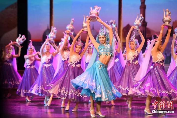 《絲路花雨》外國演員在波斯酒舞中領(lǐng)舞。楊艷敏 攝