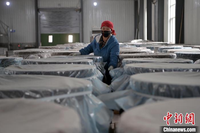 5月10日，工作人員檢查裝有酒糟的壇子。九美旦增　攝