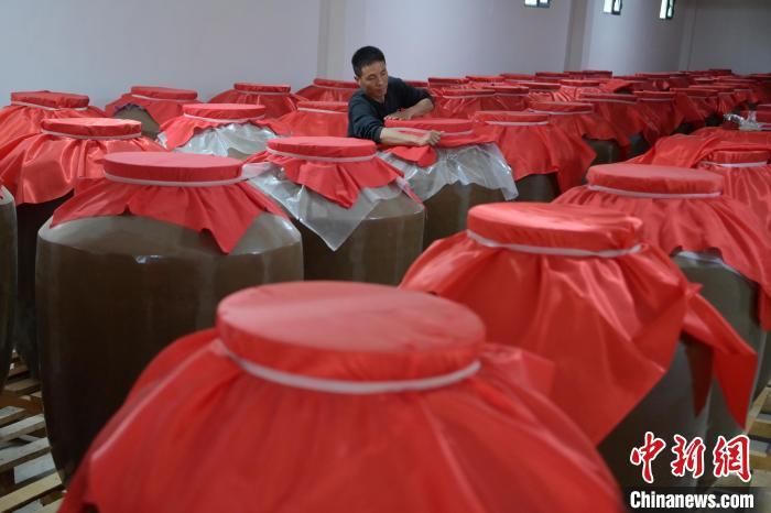 圖為5月10日，工作人員在儲酒庫檢查酒缸密封性。九美旦增　攝