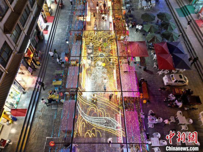 圖為明清街夜市燈光點(diǎn)亮具有武威文化元素的“天梯山石窟”彩燈。(無人機(jī)照片) 　戴文昌 攝</p><p>