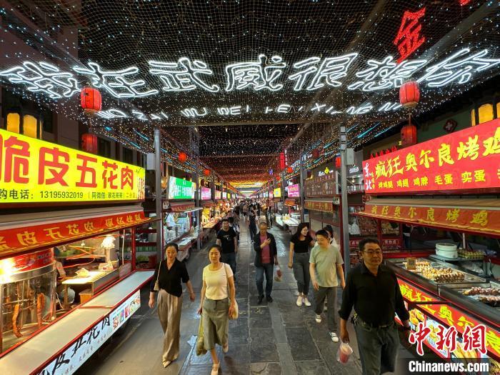 圖為明清街夜市燈光點(diǎn)亮“我在武威很想你”?！〈魑牟?攝</p><p>