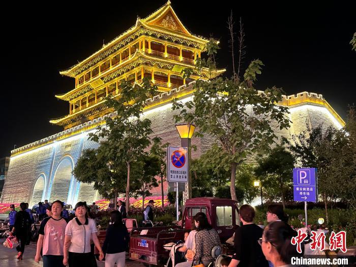 圖為夜幕降臨，涼州古城門燈光亮起?！〈魑牟?攝