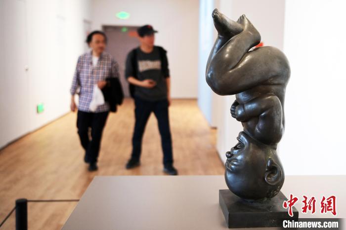 5月21日，觀(guān)眾參觀(guān)“絲路印跡”雕塑藝術(shù)作品展展出的雕塑作品。九美旦增 攝</p>
<p>