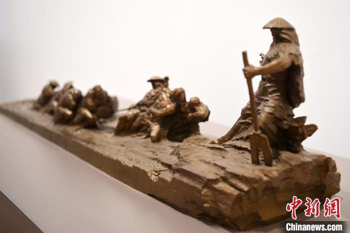 5月21日，在“絲路印跡”雕塑藝術(shù)作品展展出的作品《治水為民·禹德九州》。九美旦增 攝</p>
<p>