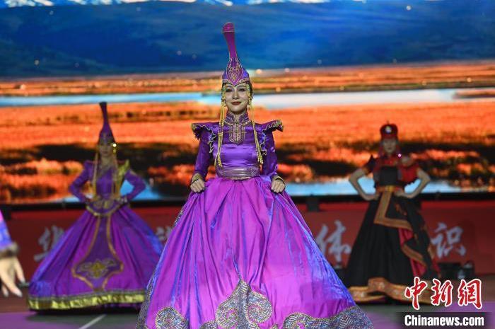 圖為開幕式現(xiàn)場(chǎng)蒙古族服飾秀。李亞龍 攝</p>
<p>