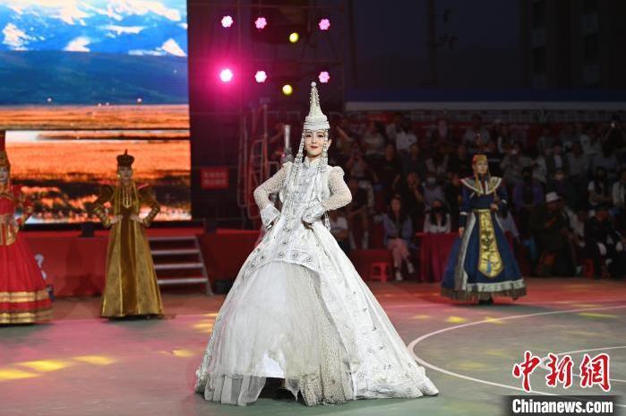圖為開幕式現(xiàn)場(chǎng)蒙古族服飾秀。李亞龍 攝</p>
<p>