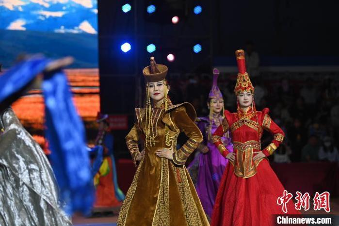 圖為開幕式現(xiàn)場(chǎng)蒙古族服飾秀。李亞龍 攝</p>
<p>