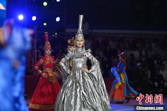 圖為開幕式現(xiàn)場(chǎng)蒙古族服飾秀。李亞龍 攝</p>
<p>