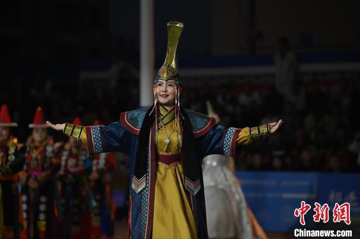 圖為開幕式現(xiàn)場(chǎng)蒙古族服飾秀。李亞龍 攝