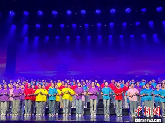 5月28日晚，“詩意甘肅·絲路長風三千里”——月出涼州·武威詩會在甘肅省武威市漢唐天馬城舉行。楊娜 攝