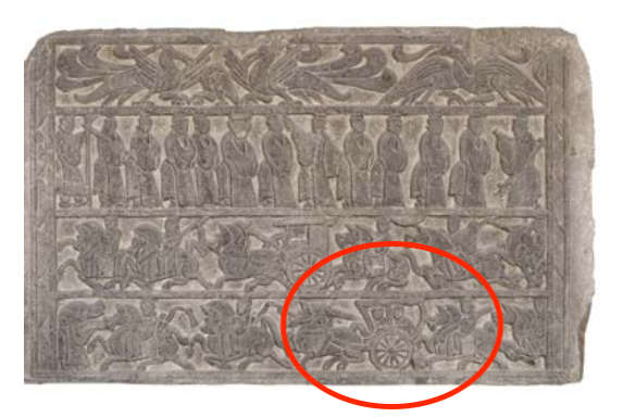 △漢代迎賓、車馬出行畫(huà)像石，現(xiàn)藏于臨沂市博物館。畫(huà)像石的第四層中有軺車出現(xiàn)。