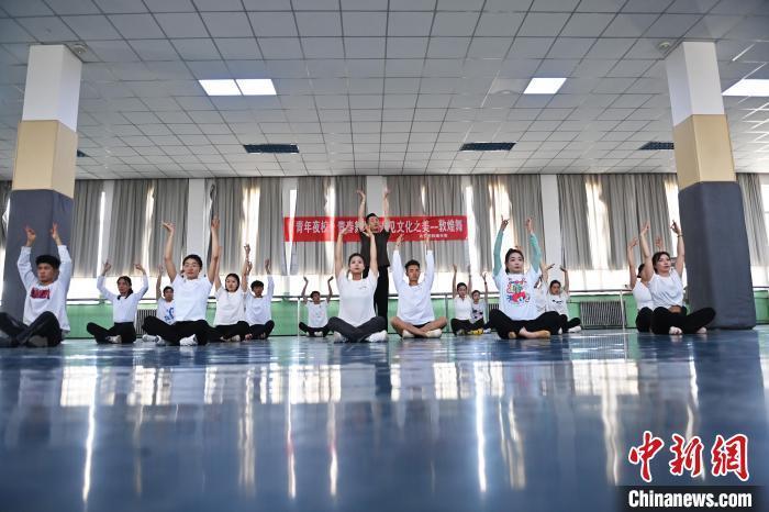 6月6日，在甘肅敦煌青年夜校課程中，青年學(xué)員學(xué)習(xí)敦煌舞課程。李亞龍 攝　　