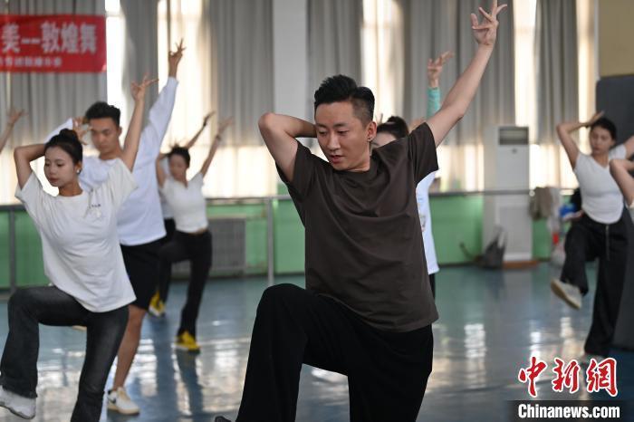 6月6日，在甘肅敦煌青年夜校課程中，青年學(xué)員學(xué)習(xí)敦煌舞課程。李亞龍 攝　　