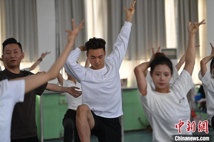 6月6日，在甘肅敦煌青年夜校課程中，青年學(xué)員學(xué)習(xí)敦煌舞課程。李亞龍 攝　　