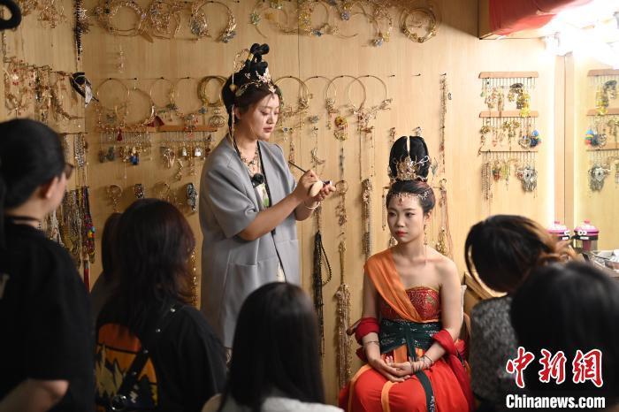 6月6日，在甘肅敦煌青年夜校課程中，青年學(xué)員學(xué)習(xí)敦煌美妝課程。李亞龍 攝