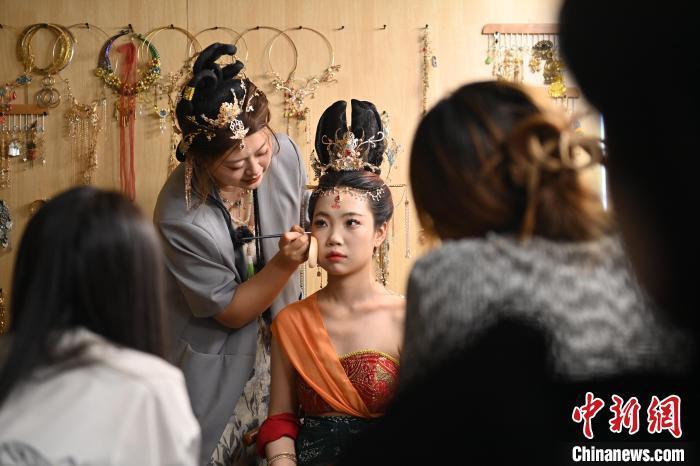 6月6日，在甘肅敦煌青年夜校課程中，青年學(xué)員學(xué)習(xí)敦煌美妝課程。李亞龍 攝　　