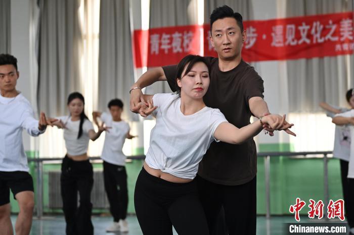 6月6日，在甘肅敦煌青年夜校課程中，學(xué)員學(xué)習(xí)敦煌舞課程。李亞龍 攝　　