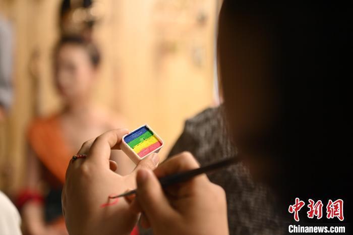 6月6日，在甘肅敦煌青年夜校課程中，青年學(xué)員學(xué)習(xí)敦煌美妝課程。李亞龍 攝　　