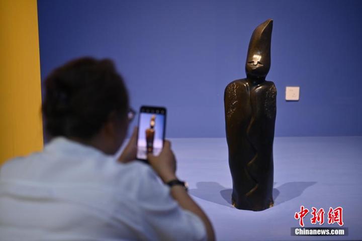 圖為游客拍攝蛇紋石作品《貴婦人》。中新社記者 李亞龍 攝