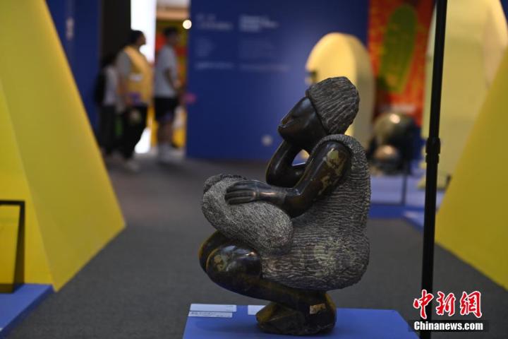 圖為游客參觀藝術(shù)展。中新社記者 李亞龍 攝</p>
<p>